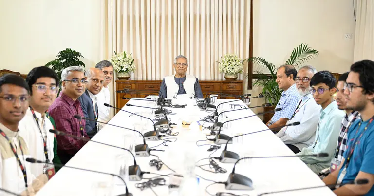 পদকজয়ী শিক্ষার্থীদের সঙ্গে প্রধান উপদেষ্টা ও অন্যান্যরা